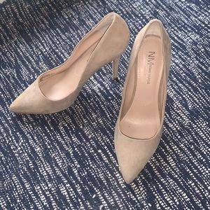 Nude pumps
